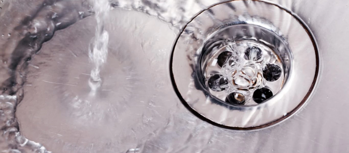 Έτσι θα καθαρίσετε το σιφόνι του μπάνιου σας από τις δυσάρεστες οσμές και την μούχλα (βίντεο)